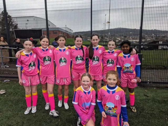 💙💛🩷👧🏼 Girls football 👧🏼🩷💛💙

Last up again on Sunday was our 2012 girls as they took on Albert Foundry in the SBYL. 

It was another great game from the girls this week, especially in the 2nd half as they worked hard to win back possession in their opponents half and create chances. In defence the girls done brilliant limiting clear chances for their opponents and also dribbling the ball out before passing to team mates in space. With the help of 2015s Clara-jane & Devon and 2017 Ruby applying pressure up front, all the girls done brilliant to win back possession and create lots of great chances of their own. 

This weeks POTM sponsored by McDonald's Boucher Road went to Ruby who showed her fantastic dribbling ability winning lots of 1v1s to create chances and scoring a brilliant solo goal 👏🏻 
 
Proudly sponsored by - 
Play Joeski 🤝
McDonald's Boucher Road 🤝
#UPPAHILL 🔵🟡