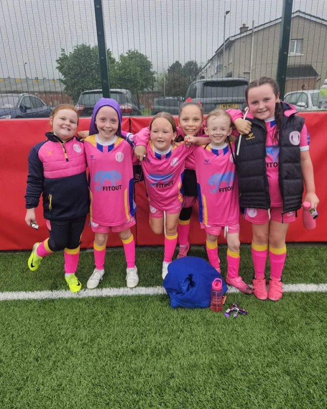 🩷💙💛👧🏼 Girls Football 👧🏼💛💙🩷

Last Friday night our 2017 girls took on Woodvale 2017 boys in the Fonacab development league.

It was a tough start for the girls against a very good Woodvale team, as the boys fast start meant the girls struggled to get forward and create many chances to score. 

However this meant the girls got to show lots of their great defensive play as they worked hard to close down space and not give the boys as much time on the ball, making some great tackles, blocking shots and forcing their opponents away from goal.

As the game went on they also started to find their team mates more with kick ins and corners and grew in confidence on the ball, winning 1v1s with some great dribbling and showed great composure to finish some of the chances they created 👏🏻

This week's POTM sponsored by Mace Mount Alverno went to Ruby who showed lots of strong tackling and some lovely side foot passing 👏

Proudly sponsored by -
Mace Mount Alverno 🤝
TM Fitout Ltd 🤝

#uppahill🩷💛💙⚽️